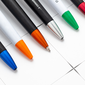 Stylo à bille en plastique promotionnel avec logo personnalisé Grande presse à pince plate 1.0mm Largeur d'écriture de style sportif et personnalisable - Product Image 3