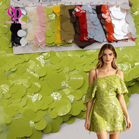 Tissu brodé de sequins personnalisable en promotion – Sequins verts fruités de tailles variées sur base en mousseline confortable pour vêtements de mode