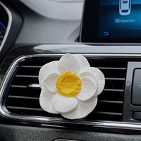 Diffuseur d'arômes Finru pour grille d'aération de voiture, en pierre de porcelaine, fleur en céramique, désodorisant d'air aux huiles essentielles, décoration suspendue, cadeau