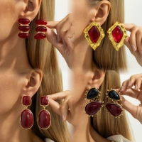 Boucles d'oreilles créoles plaquées or, forme géométrique irrégulière, style rétro français, avec pierres précieuses, accessoires de fête tendance et luxueux pour femme