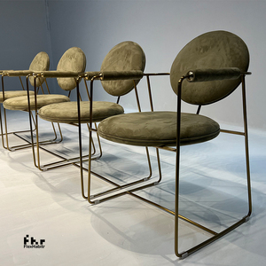 Fauteuil de salle à manger moderne rembourré rouge avec dossier rond et base en métal doré pour café, restaurant, hôtel - Product Image 6