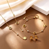 Ensemble de bijoux pour femmes en acier titane plaqué or 18 carats avec petit charme lettre H en strass et cristal, comprenant collier, boucles d'oreilles et bracelet