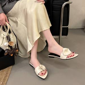 Sandalias de tacón medio con diseño floral de piel de vaca estilo resort, de piel sintética, con punta abierta, para mujer, elegantes, con cierre de gancho y lazo, y cristales. - Product Image 1