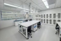 Meubles de laboratoire commerciaux pour écoles, banc de laboratoire en îlot avec armoires, table de test de laboratoire en acier métallique avec accessoires