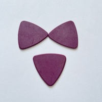 Plectres de guitare de haute qualité en Delrin mat de forme triangulaire 1.14 violet