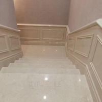 Escalier circulaire en marbre beige, marches courbes en pierre, plateforme ronde en marbre pour spa, supportant une colonne romaine pour l'intérieur d'une résidence.