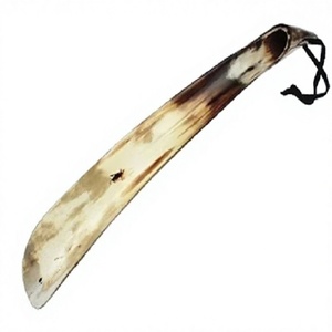 Chausse-pied artisanal authentique en corne de buffle, écologique, moderne, personnalisable, surface lisse, confortable, manche long et haut - Product Image 1