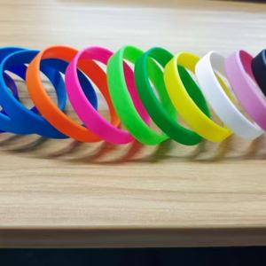 Bracelets en silicone promotionnels personnalisés avec logo en creux, étanches - Couleurs lumineuses personnalisées pour les fêtes - Product Image 6