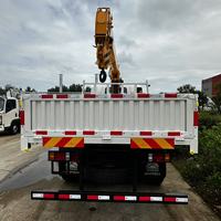 Grue montée sur camion à double cabine Sinotruk avec une forte capacité de levage | Idéal pour la construction et la logistique