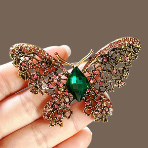 Broche papillon en strass de cristal coloré, alliage plaqué or, accessoire de mode pour femmes, bijoux de fête - Product Image 1