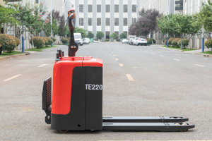 Chariot élévateur électrique RUM TE220 2 tonnes (2000 kg) à <span class=keywords><strong>prix</strong></span> d'usine, batterie 24V/120Ah, solution de manutention efficace pour entrepôt, certifié CE - Product Image 6