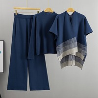 Nouvelle Collection Automne 2026 – Ensemble 3 Pièces en Maille Chevron pour Femme : Cape, Haut Côtelé et Pantalon Large – Tenue Élégante et Imposante Couleur Tan – Vente en Gros