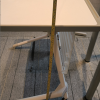 Table et chaise d'école modernes gris foncé, durables, réglables en hauteur, plateau en bois, pieds en métal, taille personnalisable pour l'école primaire