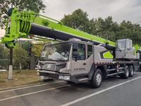 Grue de camion ZTC250V552-1C de 25 tonnes avec flèche télescopique de 41,3 m et bras de 49,5 m pour la construction, les infrastructures et le levage industriel