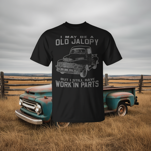 T-shirt Premium Promozionale per Compleanno con Design 'Old Jalopy Truck' e 'Work-In-Parts' - Product Image 3