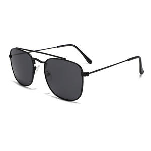 Gafas de sol polarizadas para hombre, montura ovalada de metal, protección UV400 para conducir y actividades al aire libre, lentes TAC negras - Product Image 1