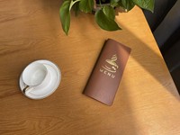 Porta Billetes y Dinero Plegable de Cuero Sintético Marrón con Logotipo Dorado 'Café', Estilo Clásico y Moderno para Restaurante, Bar o Cafetería