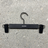 Logo personnalisé Ensemble antidérapant en plastique marque magasin noir cintre pour jean et manteau