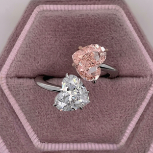 Anillo Toi et Moi de oro blanco con diamantes talla corazón en rosa y blanco, diseño abierto entrecruzado y romántico de dos piedras para compromiso - Product Image 1
