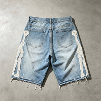 Shorts en jean pour homme avec logo personnalisé brodé, délavage vintage, effet usé, coupe ample et ourlet effiloché