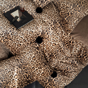 Set di Biancheria da Letto Personalizzato in Tessuto Misto Pile di Leopardo con Copripiumino e Copriletto con Bordo Arricciato - Product Image 4