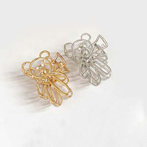 <span class=keywords><strong>Ours</strong></span> en alliage creux en trois dimensions Pince à cheveux pour fille 10cm Large Metal Imitation Pearl Shark Clip Elegant Simple Hair Claw - Product Image 1