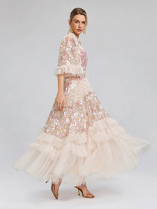 Abito lungo <span class=keywords><strong>da</strong></span> donna in tulle rosa cipria ricamato floreale, modello 2026 ODM, <span class=keywords><strong>con</strong></span> silhouette ampia, collo a balze e maniche a 3/4, a balze, elegante - Product Image 2