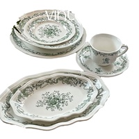 Assiette rectangulaire en céramique stoneware, vert olive, motif floral gaufré, style vintage français, biodégradable, durable, compatible micro-ondes