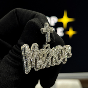 Colgante Personalizado con Nombre y Cruz, Estilo Hip Hop, Moissanita, Totalmente Cubierto de Diamantes, Chapado en Oro - Product Image 2