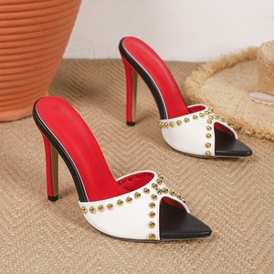 Mules à talons hauts sexy à bout pointu pour femmes, sandales de soirée élégantes à talons aiguilles avec semelle intérieure rouge et clous dorés de luxe - Product Image 4