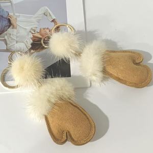 Porte-clés mignons et tendance en peluche douce, breloques de sac personnalisées en fourrure de vison, pompons en cuir PU pour femmes - Product Image 4