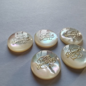 Nút vỏ ngọc trai tùy chỉnh nút vỏ lau tự nhiên với logo laser kim loại - Product Image 3