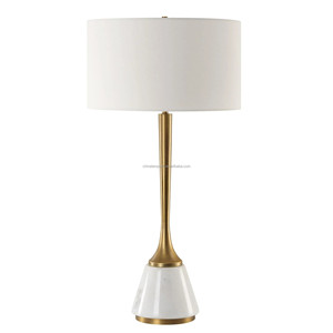 Lampe de table moderne et contemporaine avec tige en laiton et base en marbre blanc |   Éclairage élégant et raffiné pour hall d'hôtel et espaces de vie haut de gamme - Product Image 1