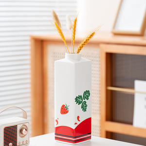 Vente chaude Nordique fraise <span class=keywords><strong>lait</strong></span> <span class=keywords><strong>bouteille</strong></span> Forme <span class=keywords><strong>vase</strong></span> en céramique <span class=keywords><strong>vase</strong></span> à fleurs pour la décoration <span class=keywords><strong>de</strong></span> la maison - Product Image 4