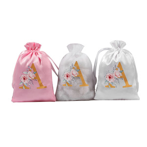 Sacs cadeaux en satin rose avec cordon de serrage, lettres dorées et fleurs, 10x15cm, pour le rangement des cadeaux de mariage - Product Image 3
