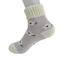 Chaussettes en tricot épais antidérapantes respirantes de haute qualité personnalisées, motif floral jacquard mignon et tendance, chaudes pour femmes, hiver et automne