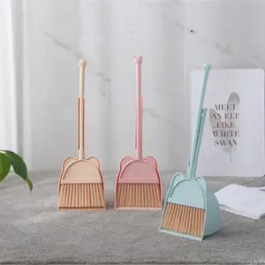 2023 뜨거운 판매 도매 사용자 정의 플라스틱 빗자루 및 dustpan 세트 긴 핸들