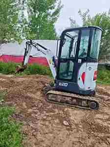 Mini-excavatrice sur chenilles d'occasion CAT E20 de 2 tonnes avec tarière, chenilles en caoutchouc, rotation de la benne à zéro déport - Product Image 3