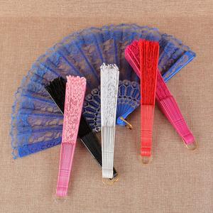 Abanico de mano de encaje colorido QM, abanico de plástico con encaje, regalos personalizados para bodas, abanicos de mano para mujer con dorado en relieve - Product Image 2