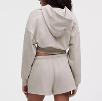 Ensemble de survêtement deux pièces pour femme, comprenant un sweat à capuche zippé oversize court et un short de survêtement assorti, en molleton doux, idéal pour la détente