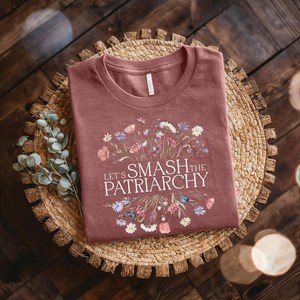 T-shirt femminista da donna a maniche corte con stampa floreale, girocollo, 100% cotone, casual, con scritta 'Equality', regalo per la Giornata Internazionale della Donna - Product Image 3