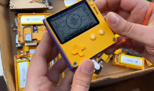 เครื่องเล่นเกมพกพา <span class=keywords><strong>Panich</strong></span> Play-date แบบหมุนมือ สีดำขาว สไตล์เรโทร คอนโซลขยายได้ รองรับ Wi-Fi ระบบปฏิบัติการ Windows/Android แบตเตอรี่ 2600mAh - Product Image 4