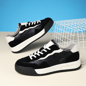 Zapatillas deportivas grises de cuero craquelado con cordones, plataforma gruesa, estilo skate, parte superior con paneles múltiples y patchwork, tira lateral ondulada blanca, estándar. - Product Image 3