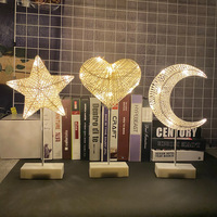 Nouvelle lampe de chevet moderne nordique en forme de lune, idéale pour la décoration de chambre à coucher et les éclairages d'ambiance.