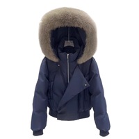 Parka Courte Femme Hiver 2026 Bleu Marine Épaisse avec Capuche Amovible à Bordure en Fourrure et Fermeture Éclair – Style Court et Petite Taille