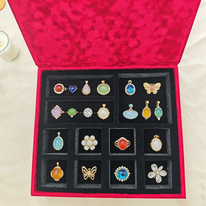 Boîtes cadeaux rigides en velours bleu avec motif rose et logo estampé à l'argent, pour dragées de mariage - Product Image 4