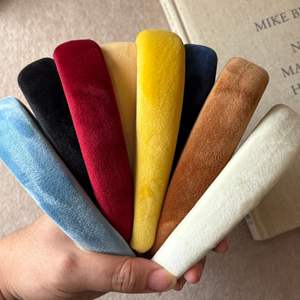 Nouvel accessoire de mode hiver-printemps pour femme : Bandeau rembourré en velours de couleur unie - Product Image 2