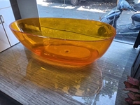 Baignoire autoportante moderne en pierre artificielle et résine transparente de conception récente avec fonction de trempage et drain pour salle de bain