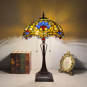 Lampe de table style Tiffany vintage, abat-jour en verre coloré soudé à la main, lampe de chevet rétro Art Déco pour café, villa, intérieur. - Product Image 3