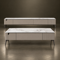 Ensemble meuble TV et table basse WYRAX Train Lounge avec dessus aspect marbre, tiroirs dissimulés, panneaux décoratifs cannelés et pieds fins